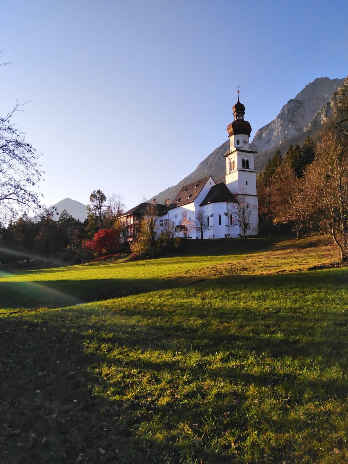 Kloster St. Martin in Gnadenwald im Herbst