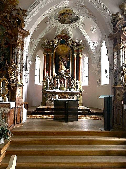 Kirche mit Altar