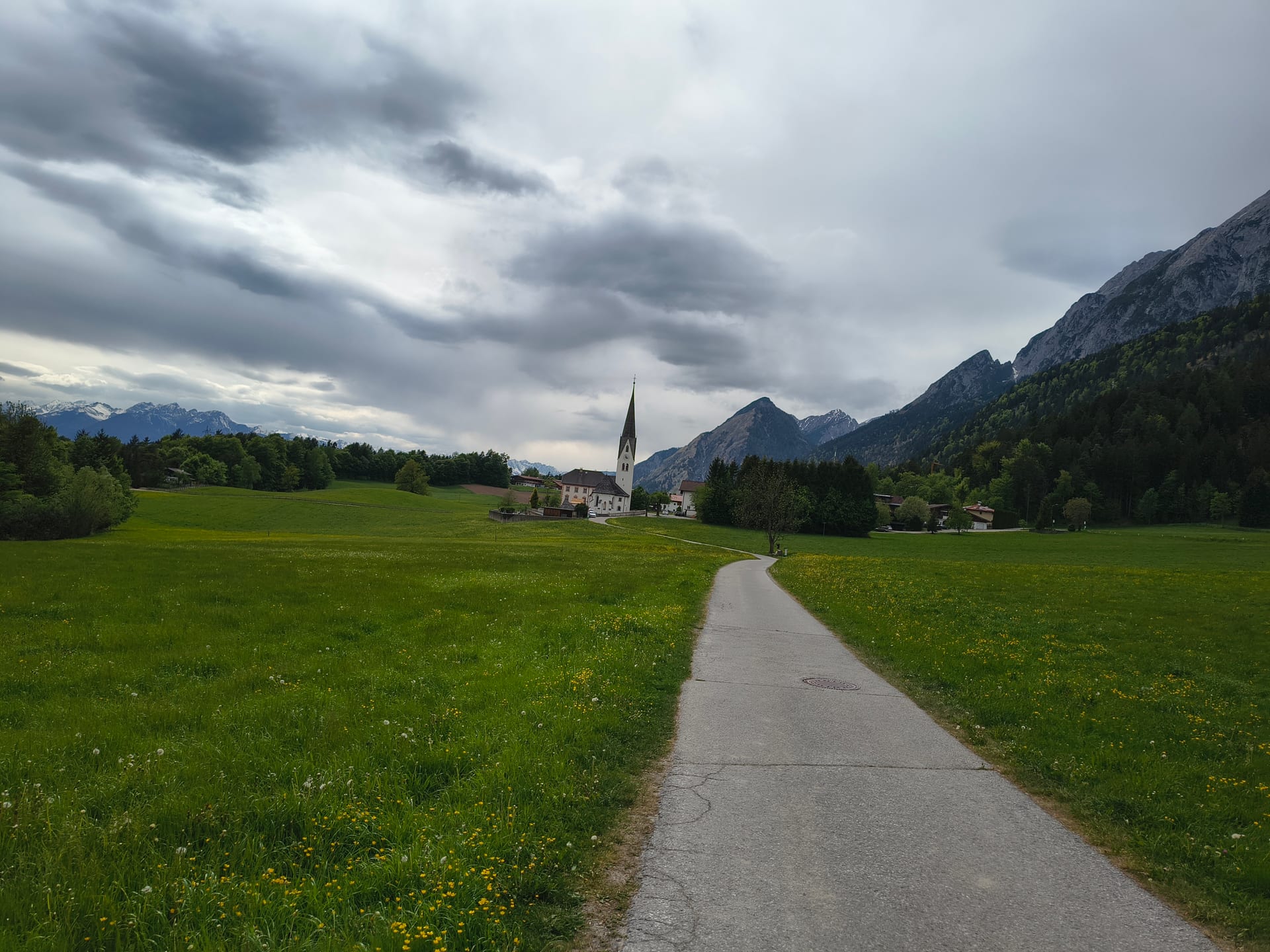 Wanderweg am Tiroler Jakobsweg mit Blick auf Gnadenwald und Kirche