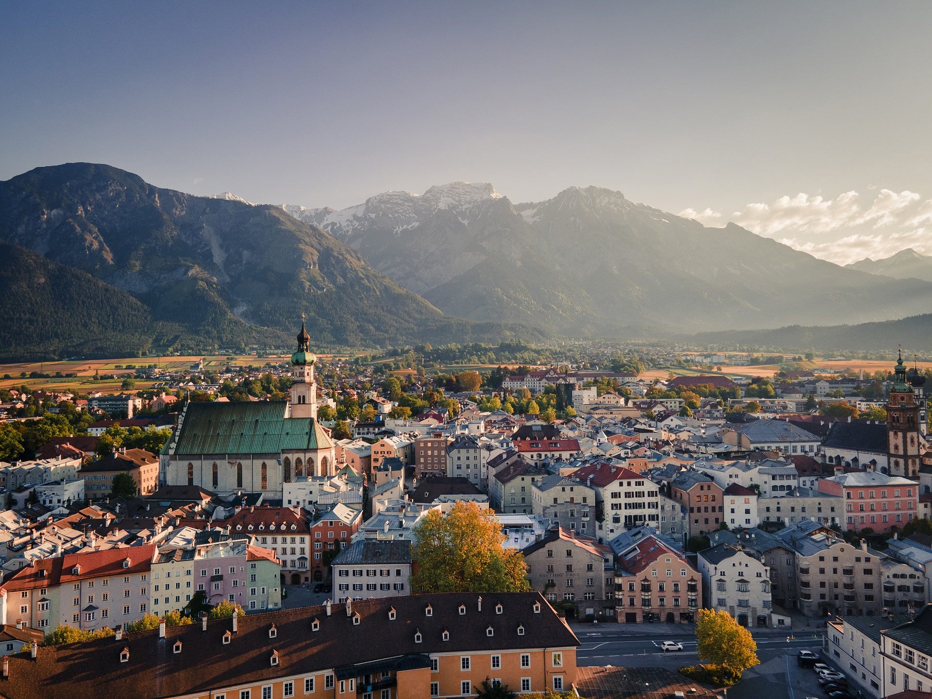 Historische Altstadt von Hall in Tirol im Sommer