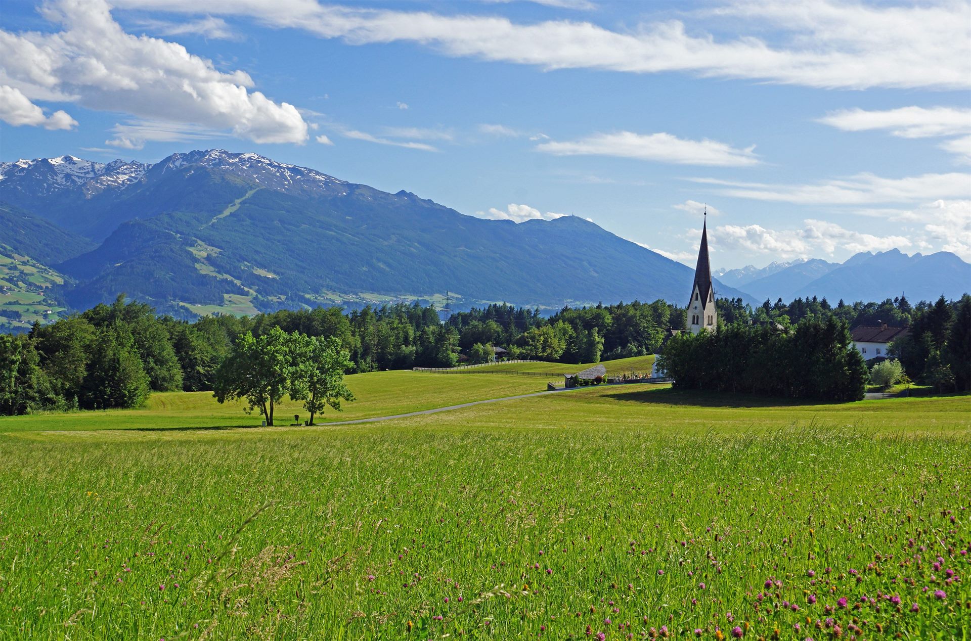 Sommerliche Ansicht von Gnadenwald mit Kirche St. Martin am Besinnungsweg