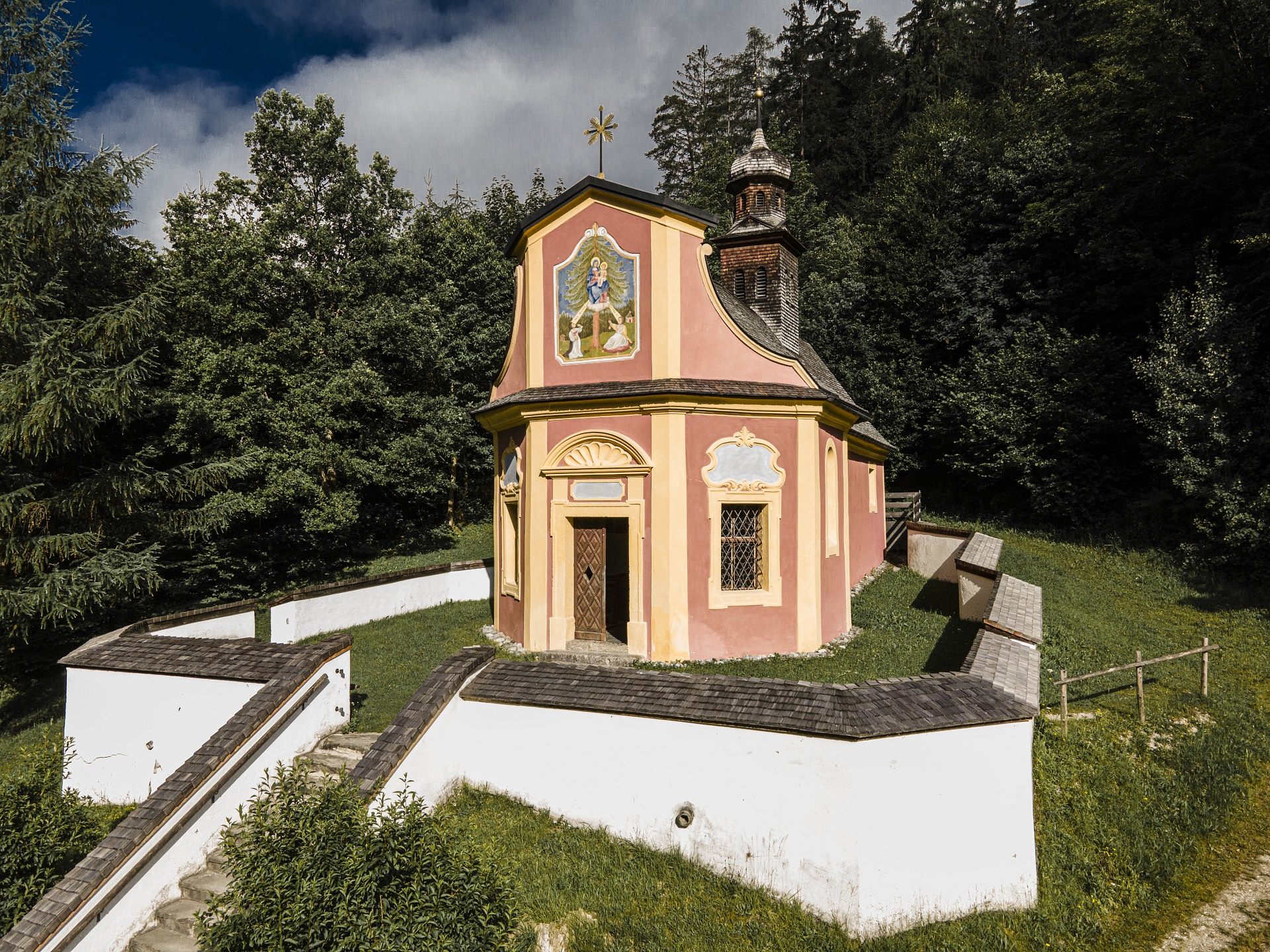 Außenansicht der Wallfahrtskapelle Maria Larch in Gnadenwald