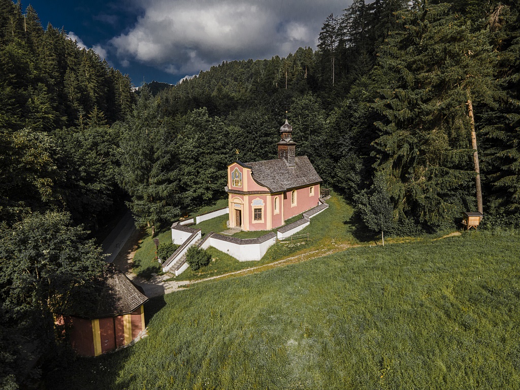 Außenansicht der Wallfahrtskapelle Maria Larch in Gnadenwald